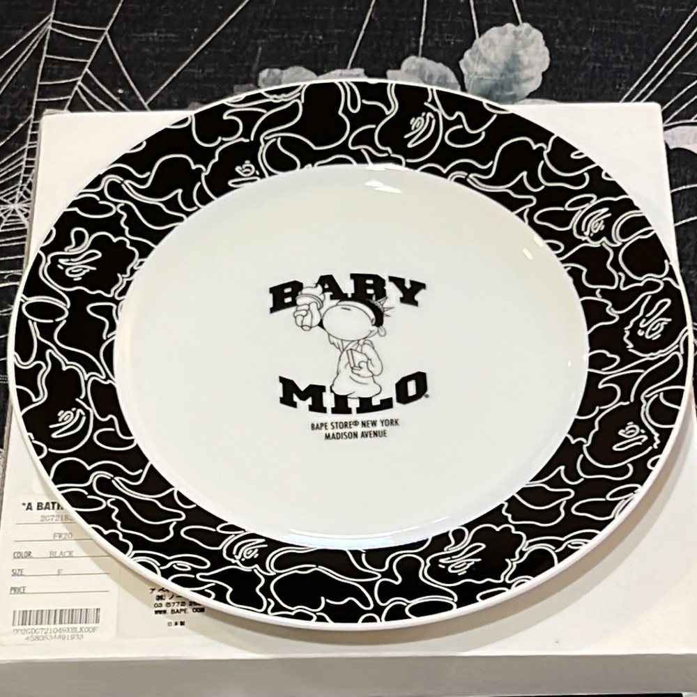 NEW 2020 BAPE A BATHING APE BABY MILO MADISON AVENUE BLACK CERAMIC DINNER PLATE - Picture 2 of 8
